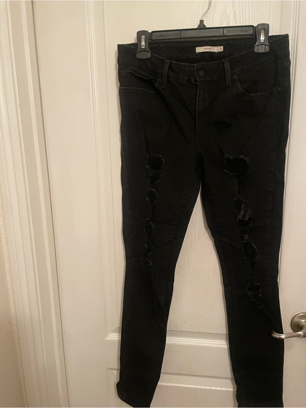 Levi's Black Skinny Distressed Jeans
711 Skinny